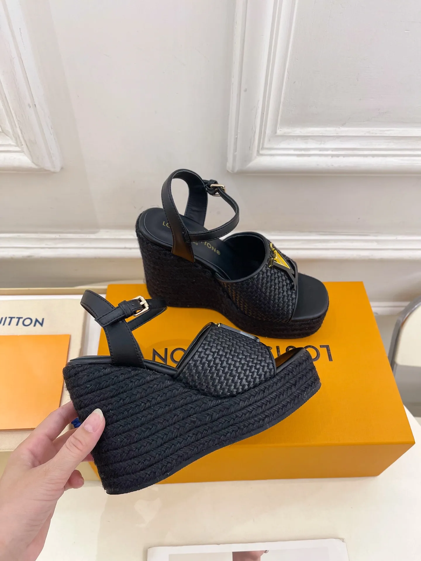 👟👟Ex-factory price 640👟👟 LV | Louis Vuitton 25𝐬𝐬 🧡💚2025 spring and summer new style top version‼ ️The original version is the same. The counter focuses on the latest LV ISOLA hollow hemp rope wedge sandals. New hard goods. ❥BS purchasing level! Full of high-end feel! A popular model among bloggers at home and abroad, it’s retro and fashionable and looks amazing on your feet! Mainly recommended model on the official website★ ━━━━━ ЅᏇєєt ━━━━━ ▪️Upper: original customized calfskin ▪️Lining: imported sheepskin ▪️Outsole: original molded outsole ▪️Heel height: 12cm, water platform 3.5cm ▪️Shoe size: 35-39 (40, 41 customized)